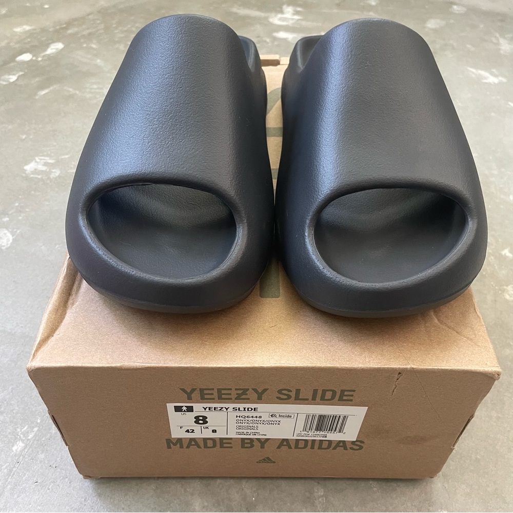 Men’s Adidas Yeezy Slides size 8 onyx